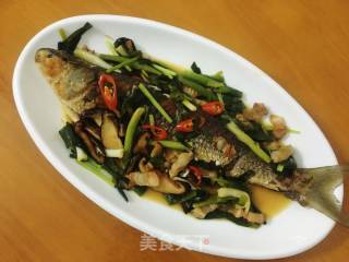 Braised Mullet with Garlic Sprouts recipe