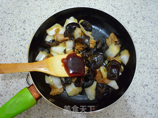 Stir-fried Pork with Cabbage and Fungus recipe