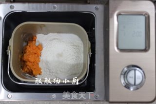 Carrots, Vermicelli, Pickled Cabbage and Minced Pork Buns recipe