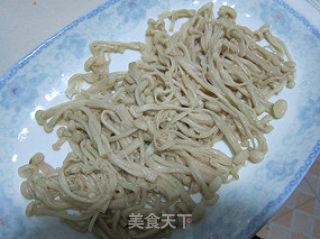 Yucui Shredded Pork with Stropharia recipe