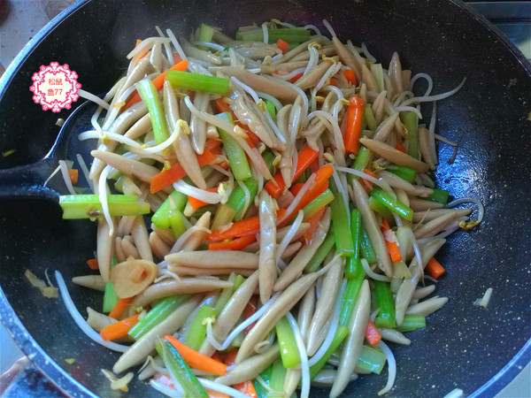 It is Both A Staple Food and A Vegetable, Delicious and Nutritious Fried Noodle Fish recipe