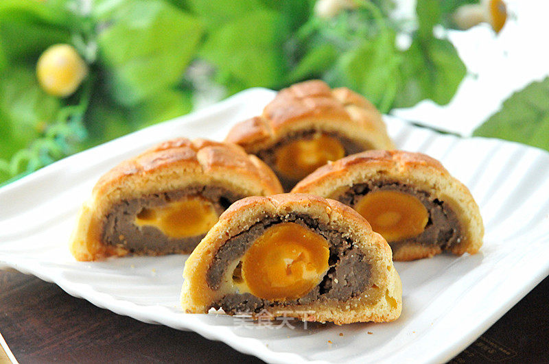 Pineapple Cake with Salted Egg Yolk and Green Bean Paste recipe