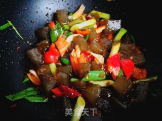 Stir-fried Jelly with Garlic Sprouts recipe