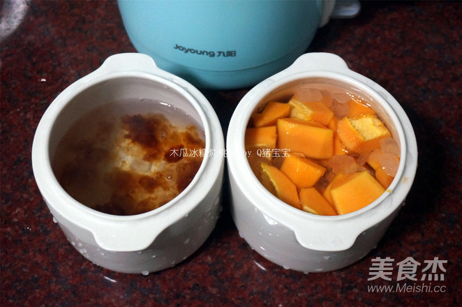 Papaya and Rock Sugar Stewed Peach Gum recipe