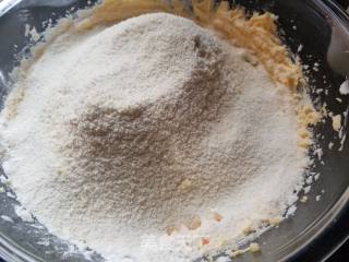 Salted Egg Yolk Almond Crisp recipe