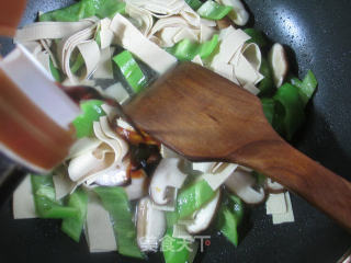Stir-fried Thousands of Mushrooms and Green Peppers recipe