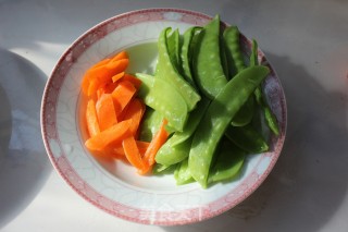 Refreshing Delicacy in Summer-snow Peas Mixed with Golden Needles recipe