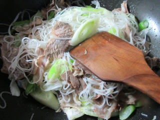 Stir-fried Rice Noodles with Beef and Green Onion recipe