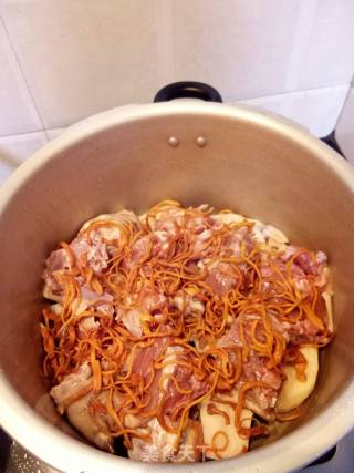 Stewed Pork Knuckles with Lotus Root, Grass and Insect Flower recipe