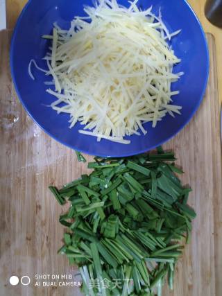 Kuaishou Vegetable and Leek Fried Potato Shreds recipe