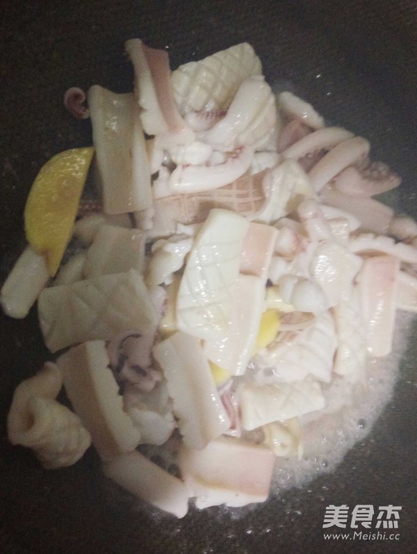 Fried Squid with Celery recipe