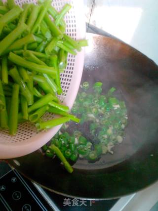 Spicy Stir-fried Water Spinach recipe