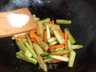 Stir-fried Loofah with Carrots recipe