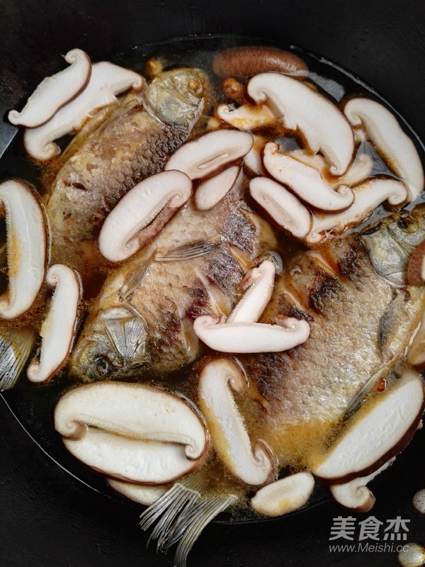 Stewed Crucian Carp with Shiitake Mushrooms recipe