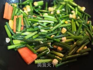 Stir-fried Cured Chicken Drumsticks with Garlic Moss recipe