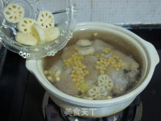 [soybean, Lotus Root and Trotters Soup] recipe