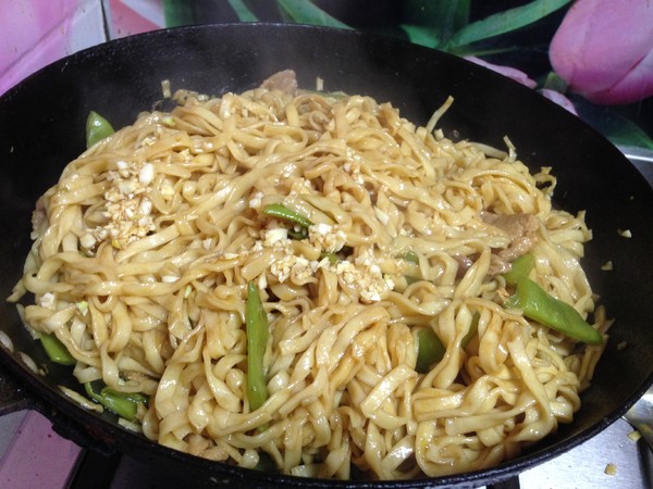 Braised Noodles with Carob Pork Slices recipe