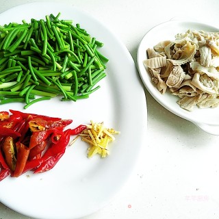 Stir-fried Belly Slices with Garlic Stalks recipe