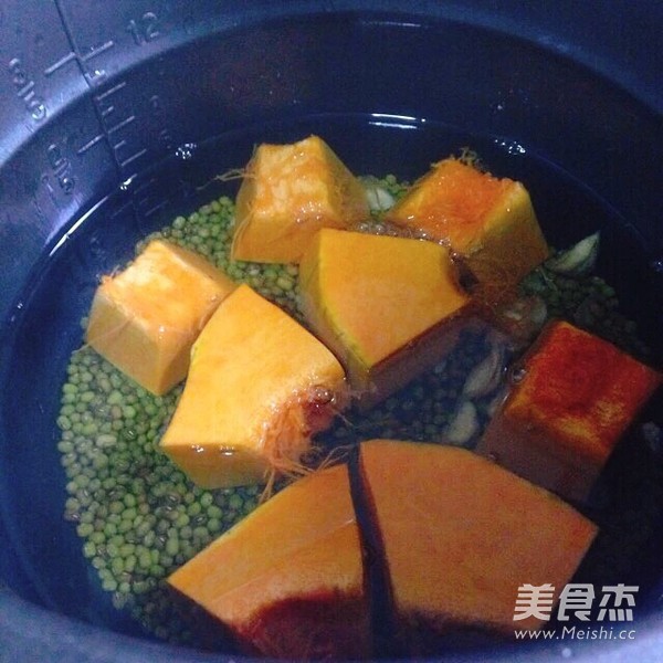 Mung Bean Old Pumpkin Lily Soup recipe