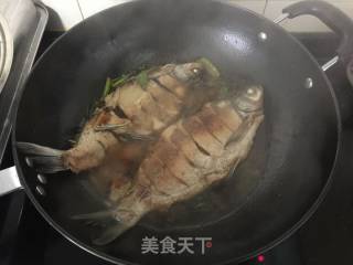 #春食野菜香#fried Wuchang Fish with Pepper Leaves recipe