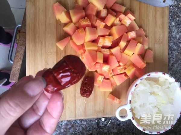 Green Papaya, Tremella, Red Dates and Milk Soup recipe