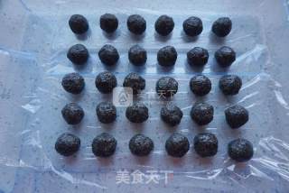 Reunion Round ~ Colorful Black Sesame Glutinous Rice Balls recipe