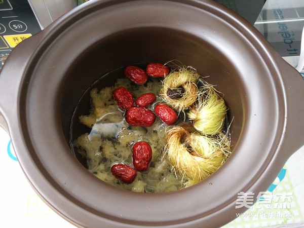 Corn Silk Red Dates and White Fungus Soup recipe