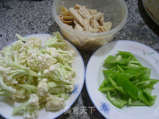 Stir-fried Cauliflower with Hot Pepper Bean Knot recipe