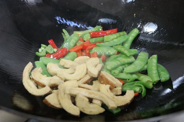 Vegetarian Chicken Stir-fried Vegetables with Peas recipe