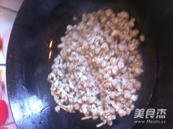 Stir-fried Clam Meat with Leek recipe