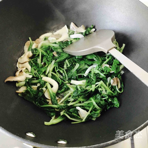 Green Vegetable Mushroom Egg Soup recipe