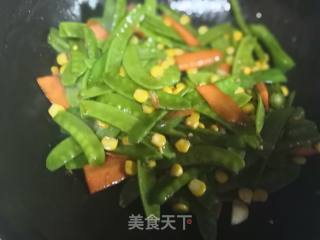 Stir-fried Snow Peas with Cured Chicken Drumsticks recipe