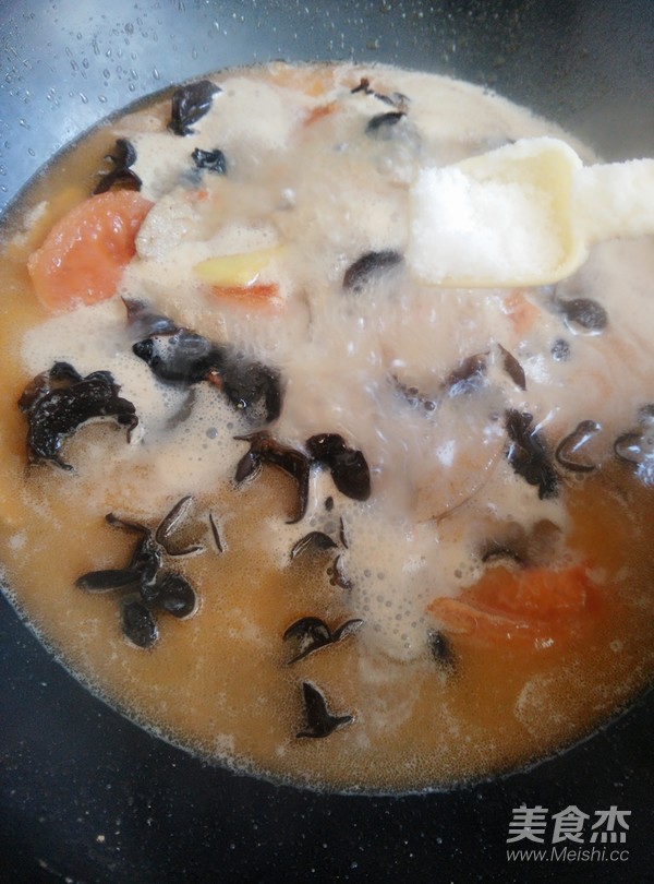 Tomato Fungus and Pork Liver Soup recipe