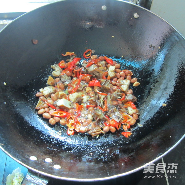 Stir-fried Cured Chicken with Peanuts and Rice recipe