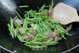 Stir-fried Bacon with Wormwood recipe