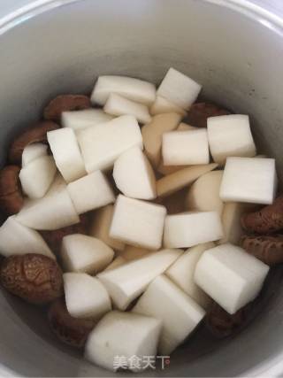 Braised Dried Mushroom with Chicken Wings and Radish recipe