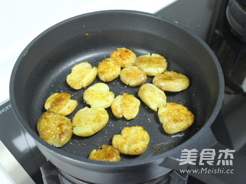 Salt-fried Baby Potatoes recipe