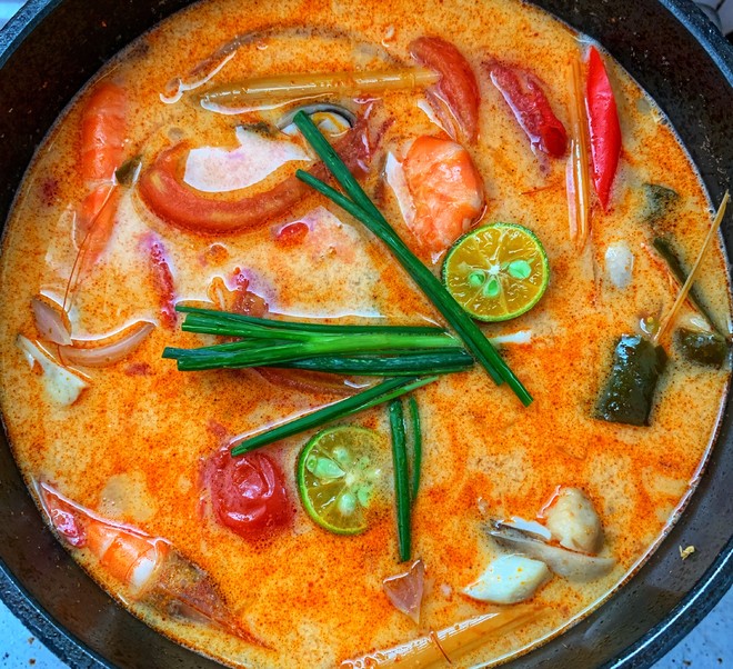 The Exaggerated Tom Yum Goong Soup [thailand Cooking] is Super Easy to Operate!
