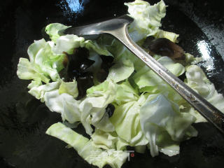 Stir-fried Pork Liver with Black Fungus and Cabbage recipe