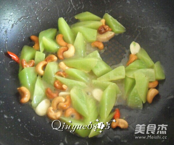 Stir-fried Lettuce and Cashew Nuts recipe