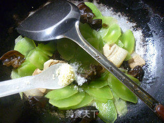 Fried Lettuce with Sliced Pork and Black Fungus recipe