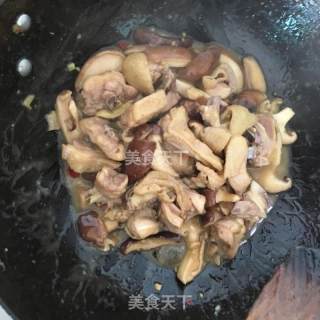Stir-fried Qingyuan Chicken with Mushrooms recipe