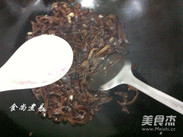 Stir-fried Chili Shredded with Fungus recipe