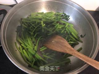 Garlic Lobster Sauce with Chrysanthemum recipe