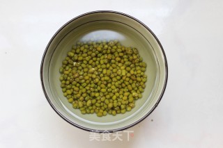 Refreshing Through Bitter Summer-mung Bean, Lotus Seed and Barley Soup recipe