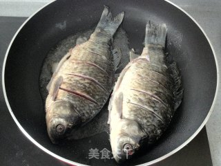 Crispy Crucian Carp with Green Onion recipe