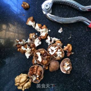 Fresh Walnuts Mixed with Fungus recipe
