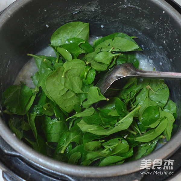 Lean Pork Congee with Wolfberry Leaves recipe