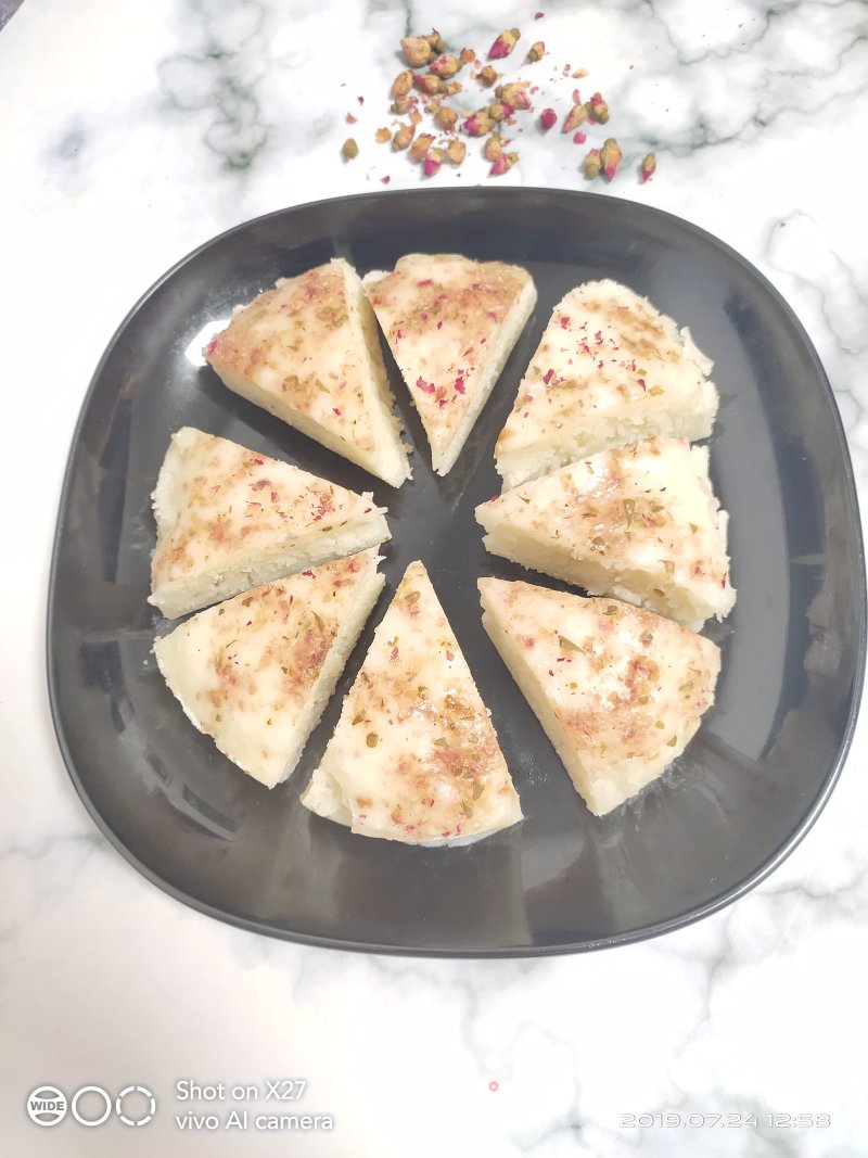 Steamed Rice Cake with Rose Flower