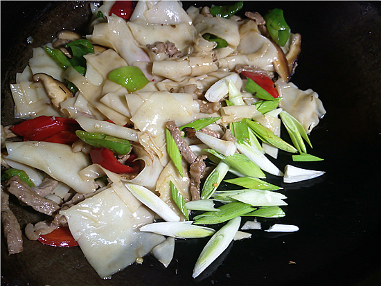 Stir-fried Noodles with Beef, Mushroom and Green Red Pepper recipe